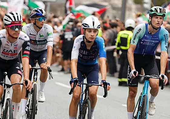 Un corredor de Israel Premier Tech llega a San Mamés tras suspenderse la etapa de la Vuelta en Bilbao.