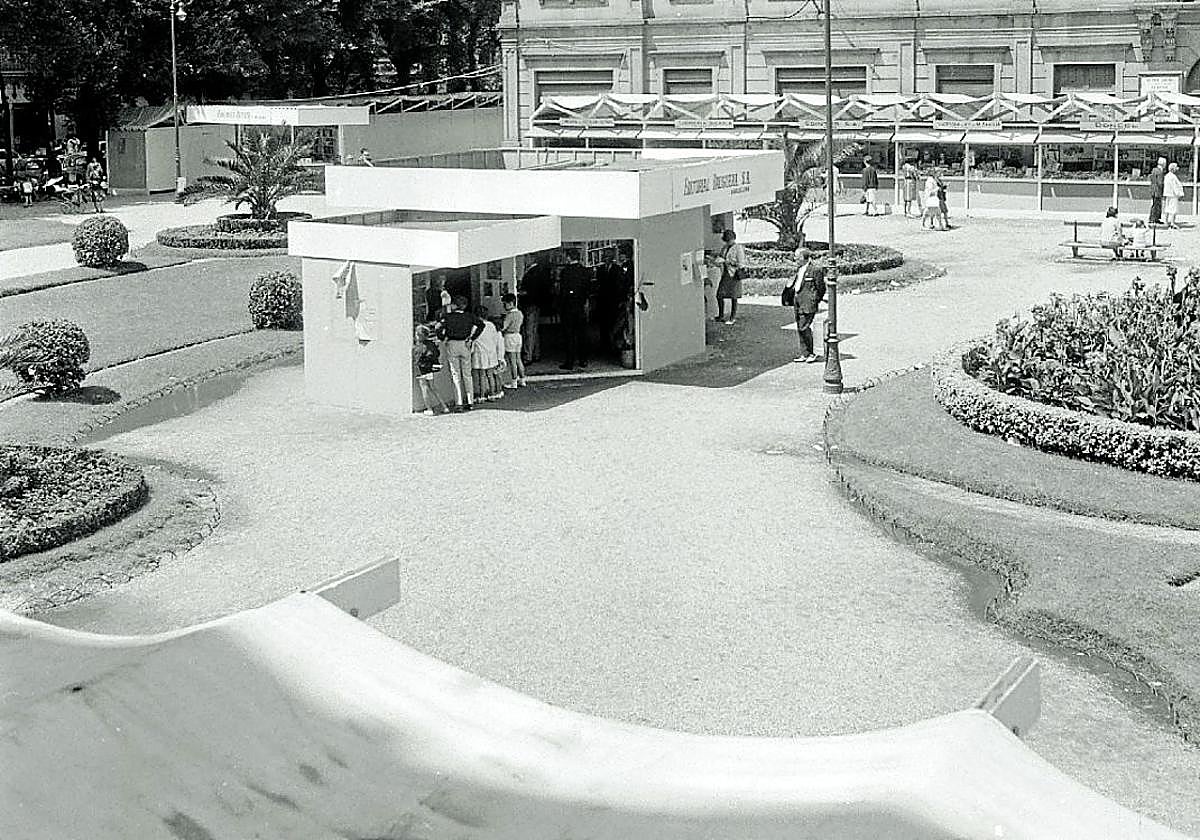 Los 'stands' esparcidos por la plaza de Oquendo.