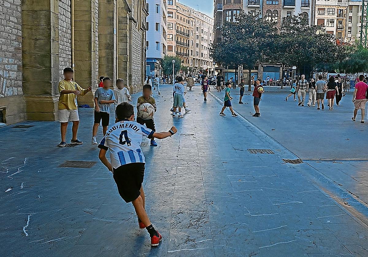 Niños jugando en la plaza Cataluña.