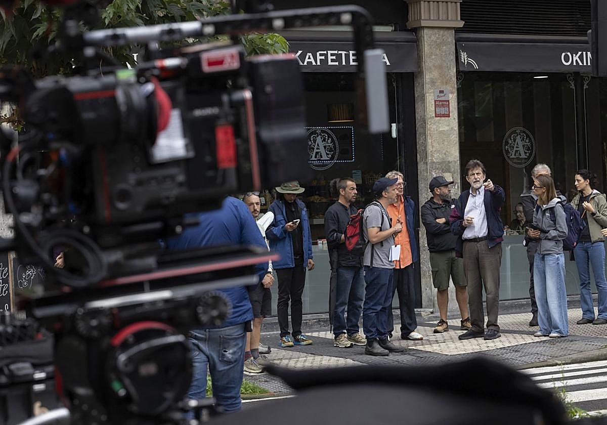 Nanni Moretti, a la derecha, durante el rodaje de una secuencia.