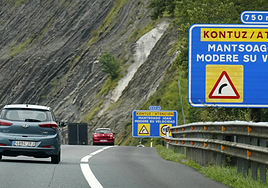 Carteles informativos de la carretera que informan sobre la proximidad del radar de tráfico.