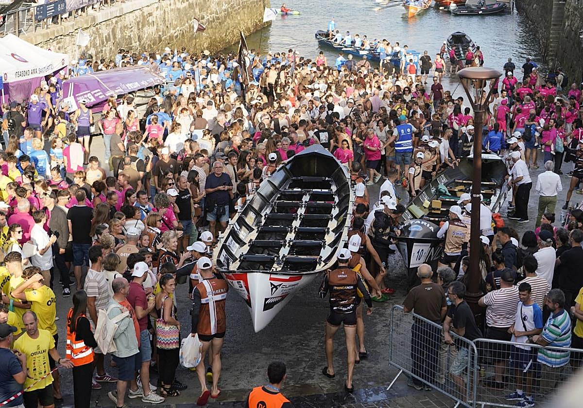 Zierbena trata de sacar la trainera al agua entre la multitud en el Muelle.
