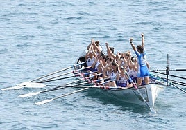 La trainera celebra en Getaria su triunfo, el duodécimo, y la Liga Euskotren.
