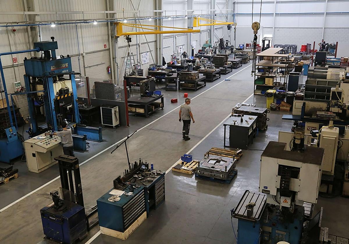 Trabajadores de una empresa industrial guipuzcoana supervisan el material.