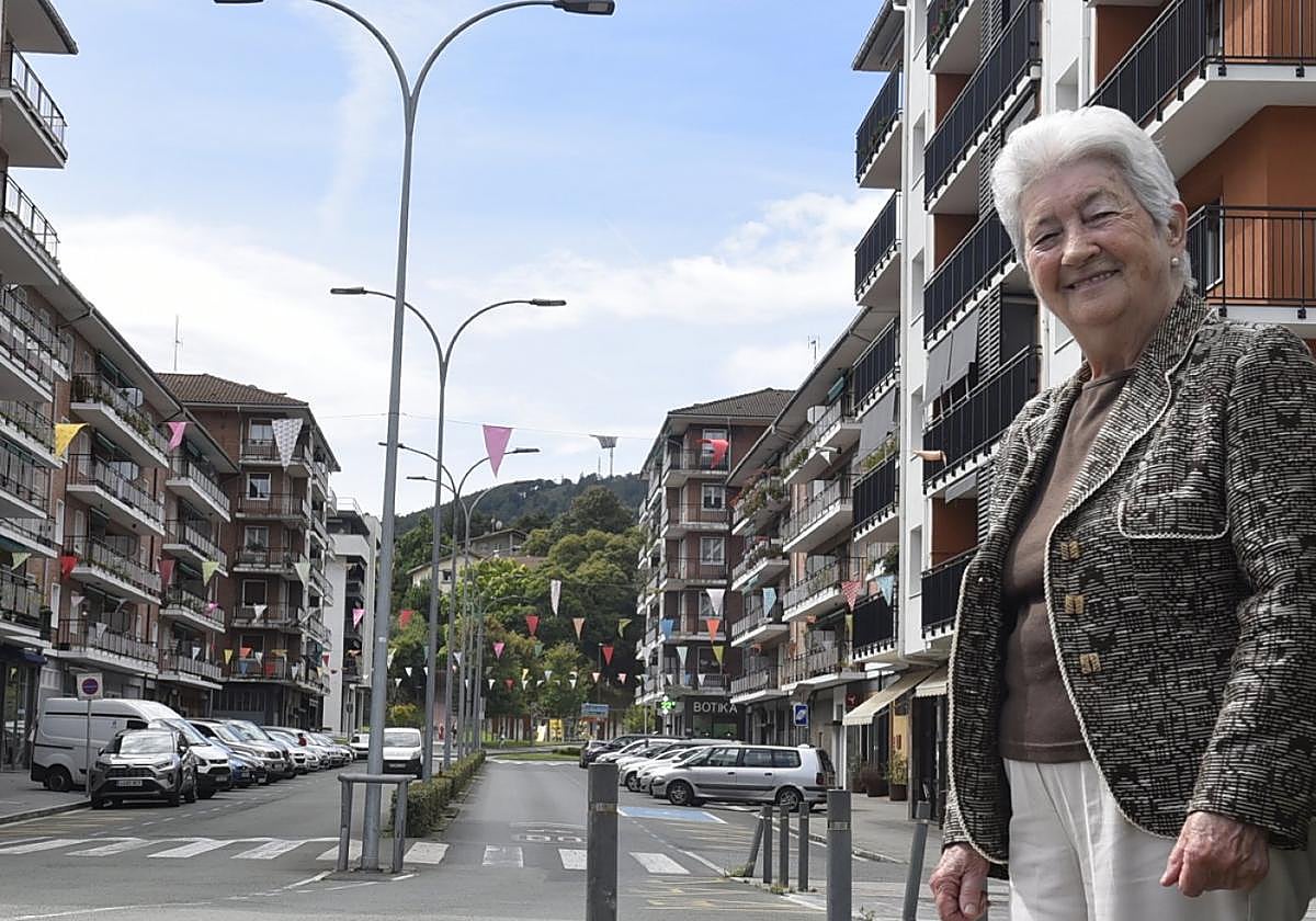 Gloria Tellechea, frente a la entrada del barrio Berazubi, lanzará el txupinazo de las fiestas del 60 aniversario.
