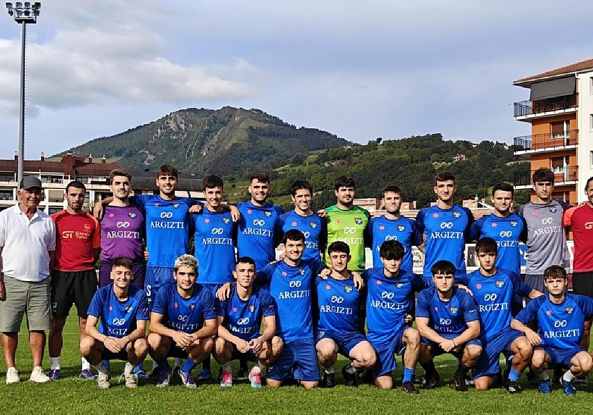 Plantilla del primer equipo del Tolosa CF para la temporada 2025/2026 posando sobre el césped de Berazubi.