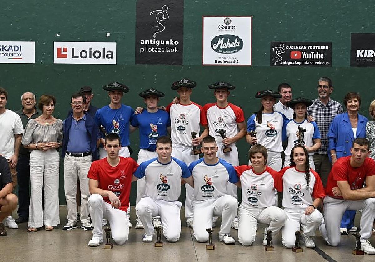 Participantes de las finales del torneo de pelota, con miembros de la organización y representantes políticos.