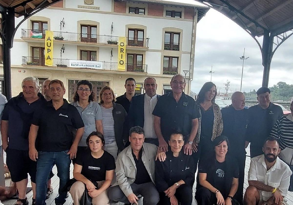 Participantes en la presentación de la Parrilla Festa, ayer al mediodía en la Herriko Plaza.