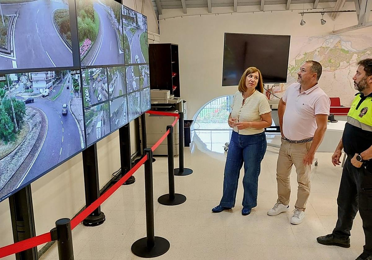 La alcaldesa, Cristina Laborda; el delegado de Seguridad, Iñigo Bergés, y el suboficial de Tráfico de Policía Local, Fran Ortiz, junto al video wall desde el que se centralizó el trabajo de coordinación del dispositivo local de la operación retorno en la segunda quincena de agosto.