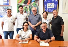 Noelia Pérez, en nombre de Volavi Canarias, y Javier Riaño, de parte de OCETA, firmaron el acuerdo para la Vuelta a Canarias.