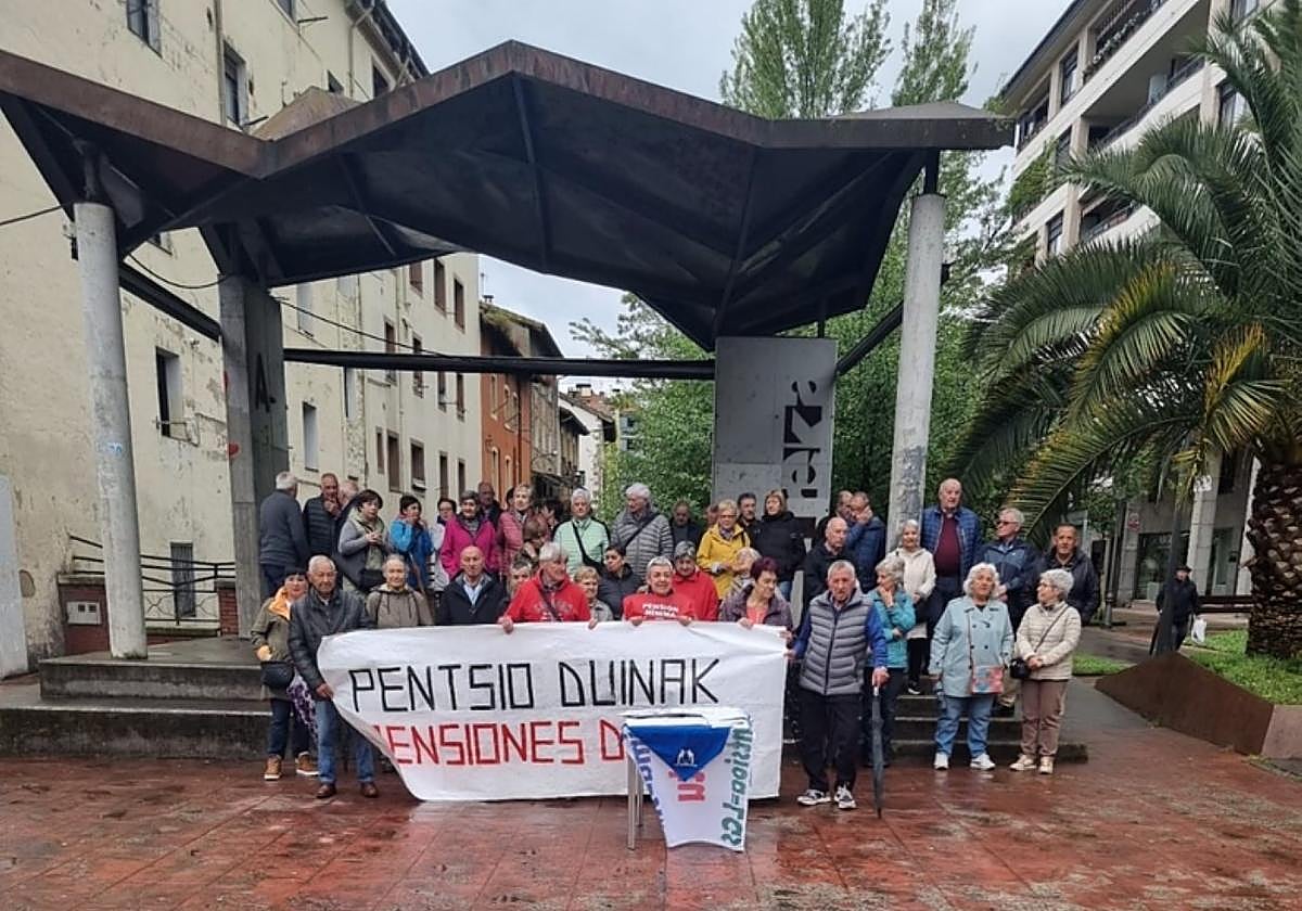 El colectivo en la presentación de las 2.455 firmas reunidas en la comarca.