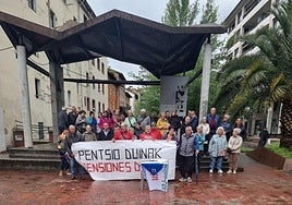 El colectivo en la presentación de las 2.455 firmas reunidas en la comarca.