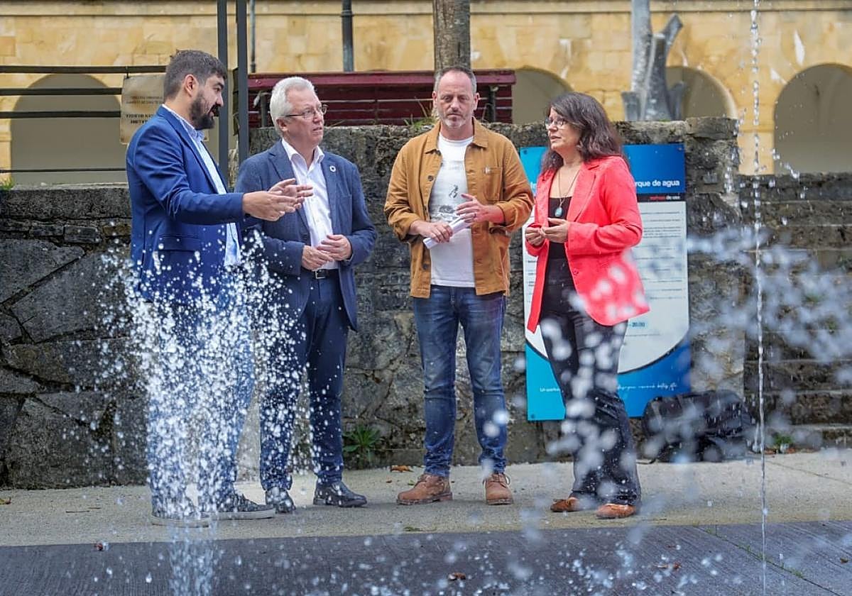 Eric Gálvez, José Ignacio Asensio, Óscar Valbuena y Gloria Vázquez en la visita realizada al parque de agua.