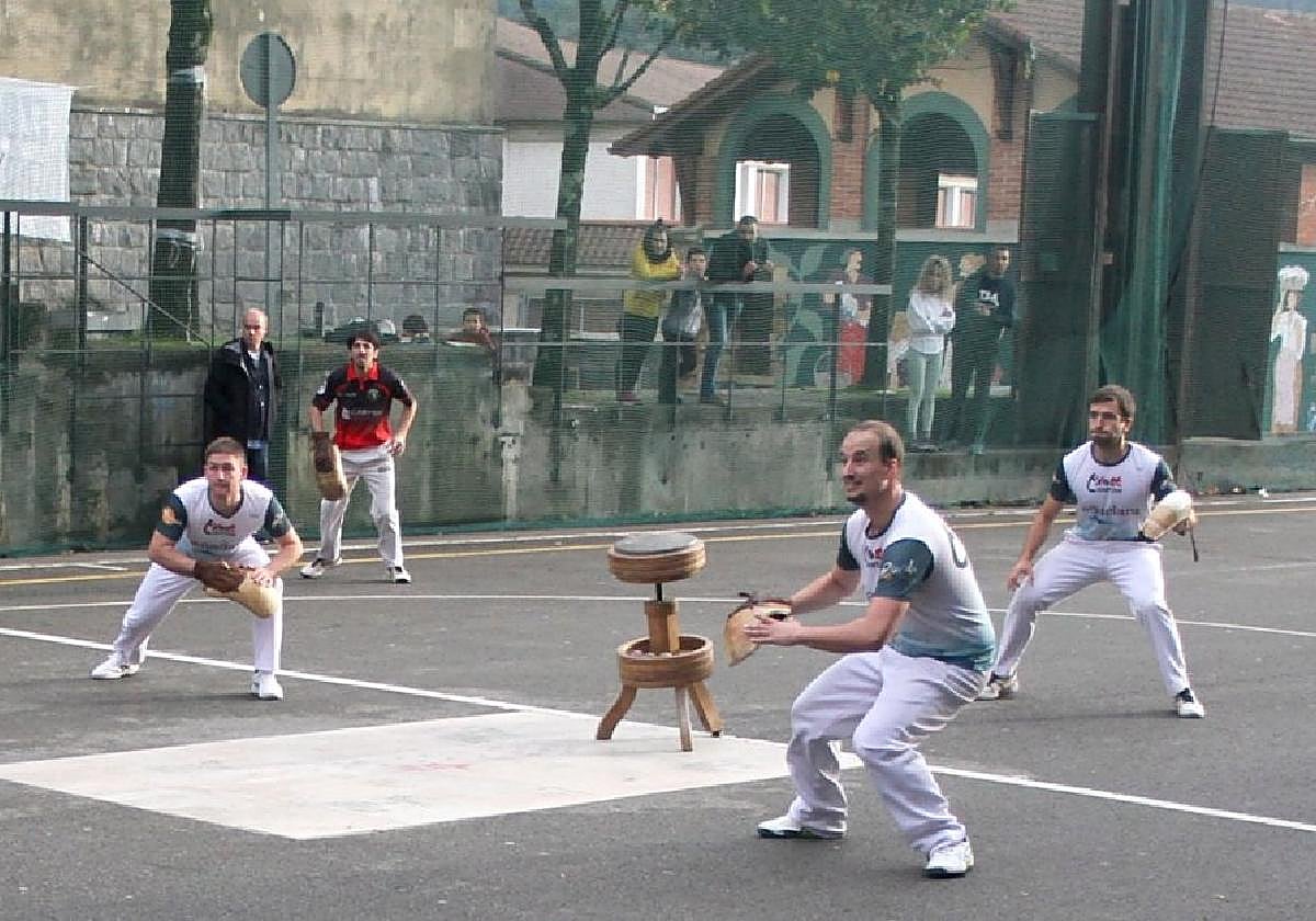Luzean eta Txost taldeen arteko iazko finaleko une bat.
