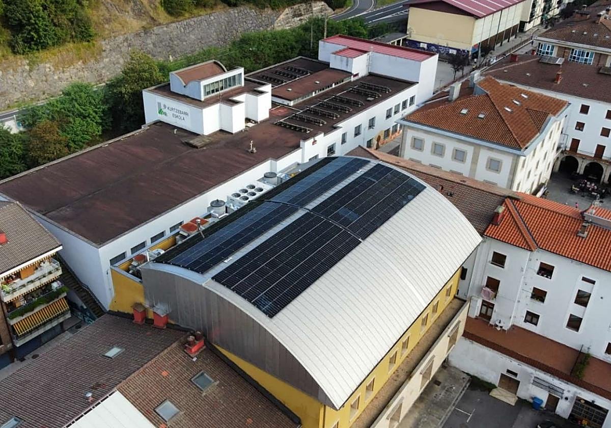 Vista aérea de la instalación de placas solares acometida por el Ayuntamiento en la cubierta de la casa de cultura Arkupe.