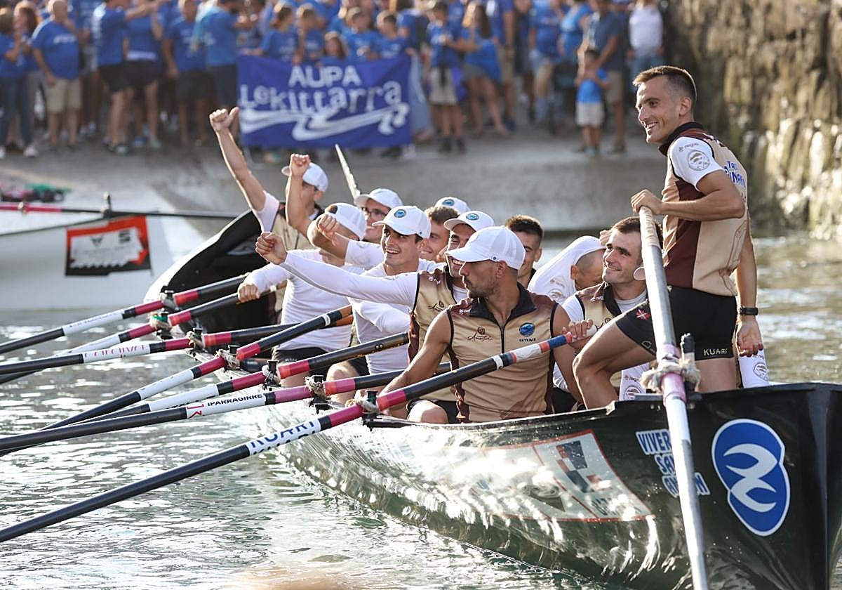 La embarcación de Getaria celebra su clasificación en la rampa del Muelle.