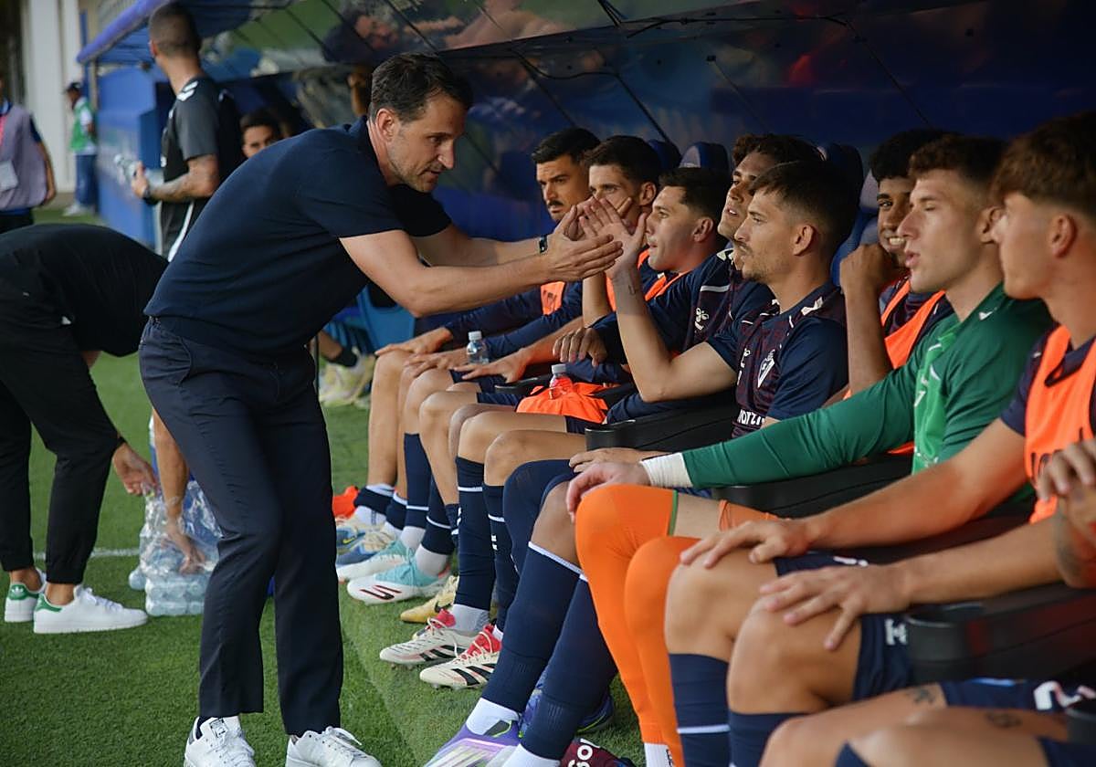 San José choca las manos a sus jugadores del banquillo en Ipurua.