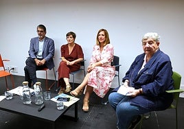 Eneko Goia, Aizpea Otaegi, Cristina Laborda y Martine Bisauta durante la mesa redonda en Errenteria.