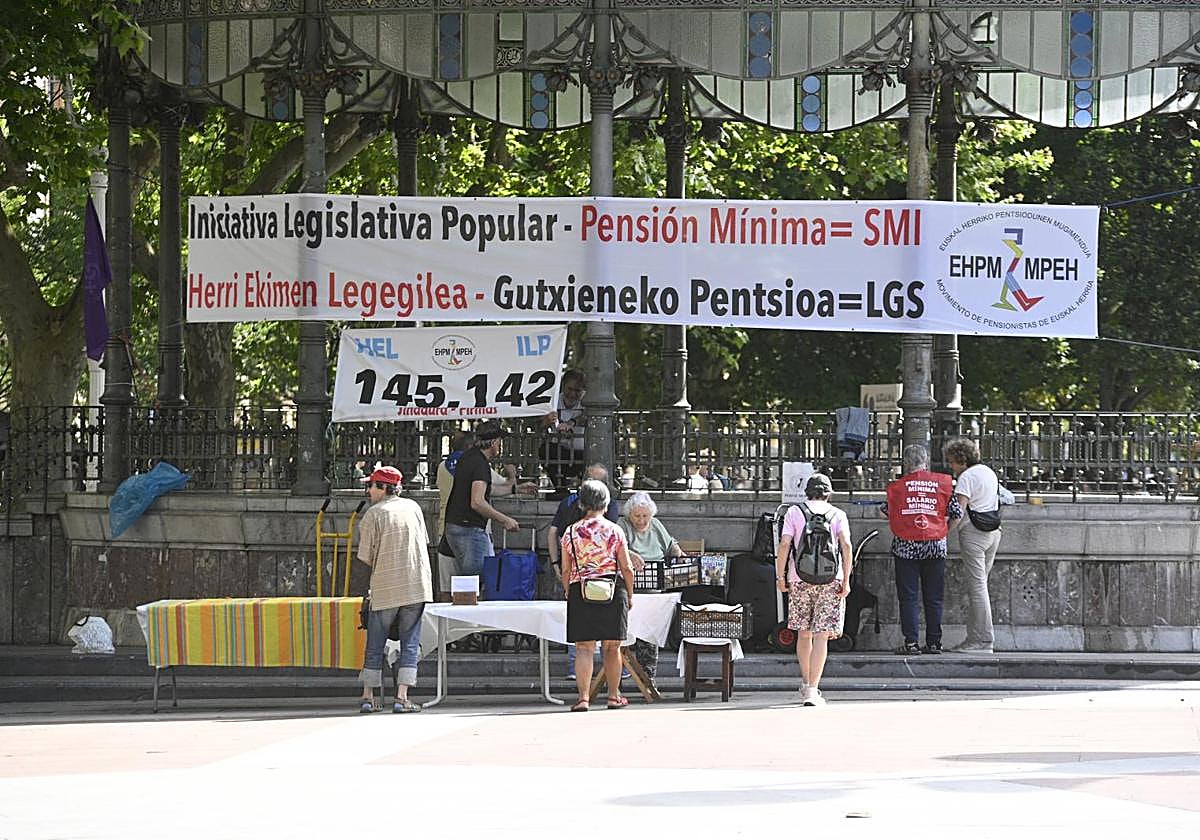 Un grupo de pensionistas recoge firmas en Donostia para equiparar las pensiones más bajas al SMI.