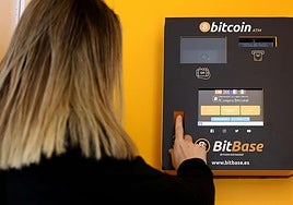 Una inversora realiza operaciones de compraventa de criptomonedas en una tienda especializada de San Sebastián.
