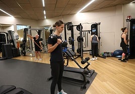 Varios usuarios de Hegalak realizan ejercicios físicos durante un entrenamiento.