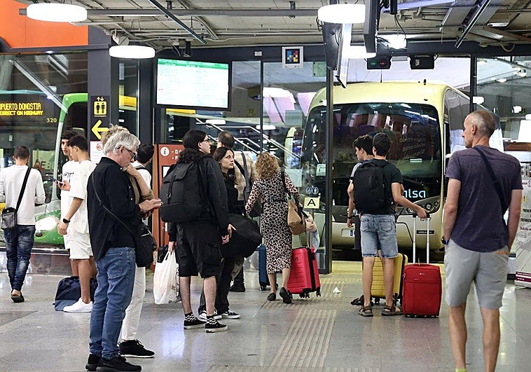 Varios viajeros esperan en la estación de autobuses ayer en Donostia.