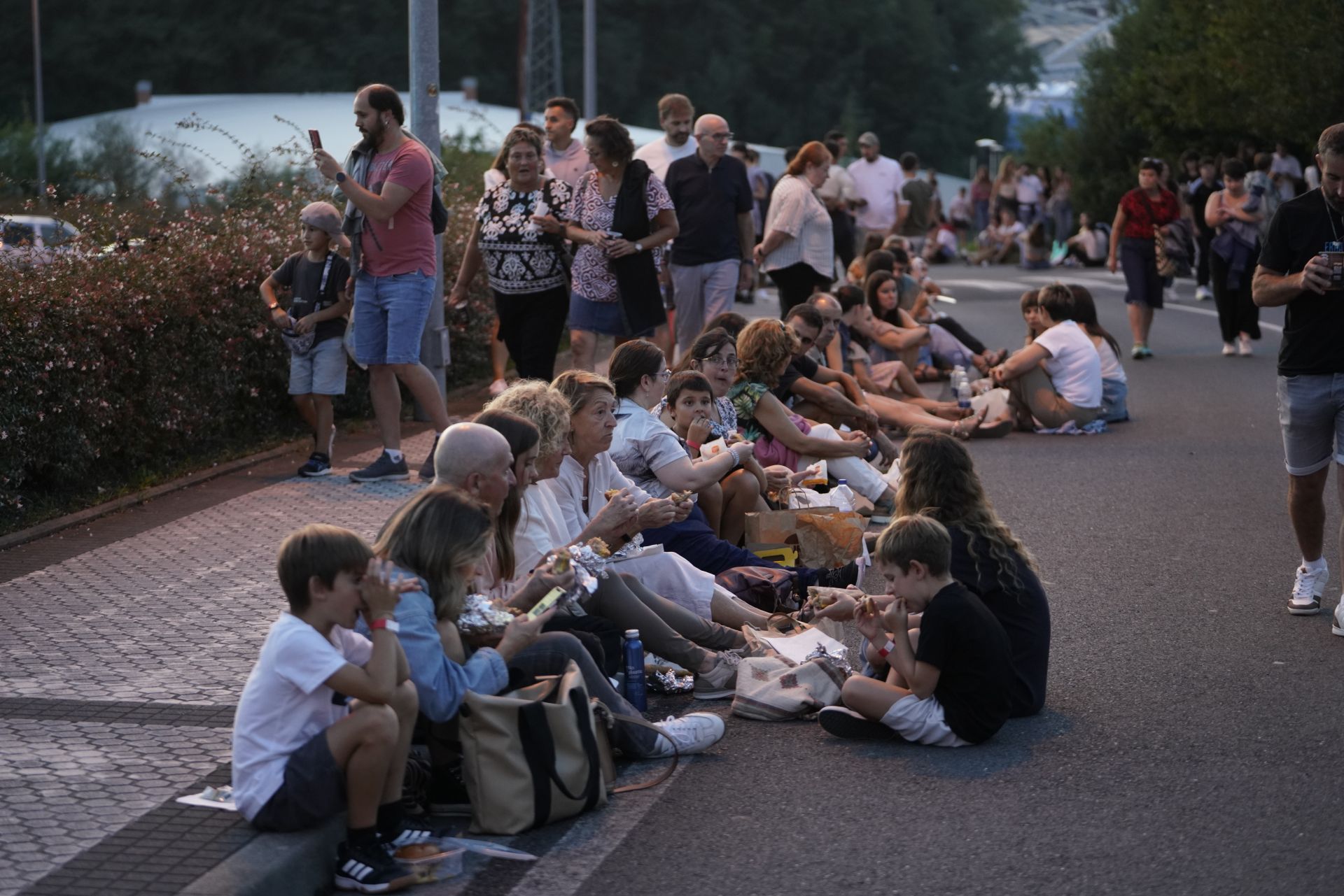 Ambiente de fiesta antes del concierto de Zetak