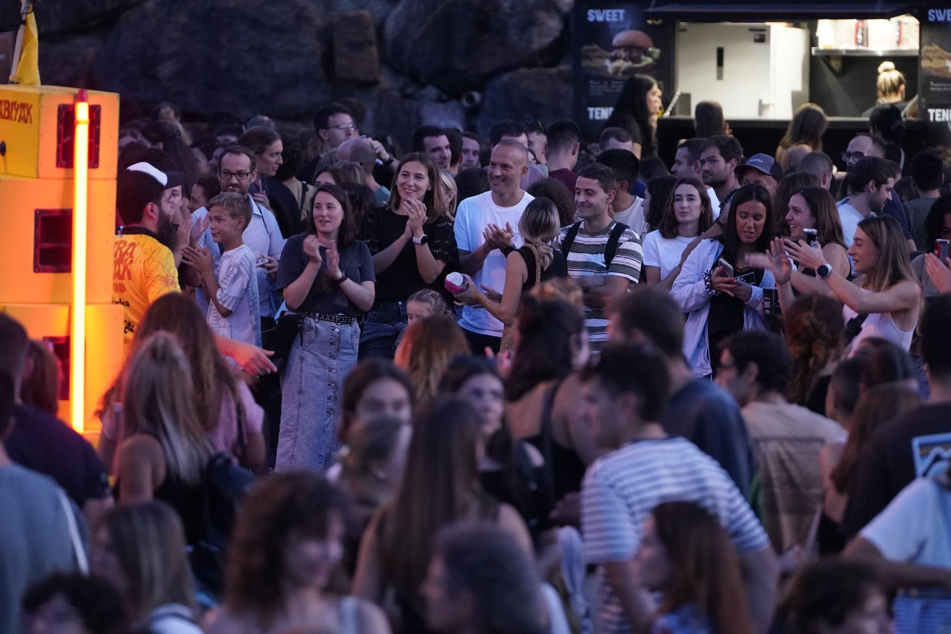 Ambiente de fiesta antes del concierto de Zetak