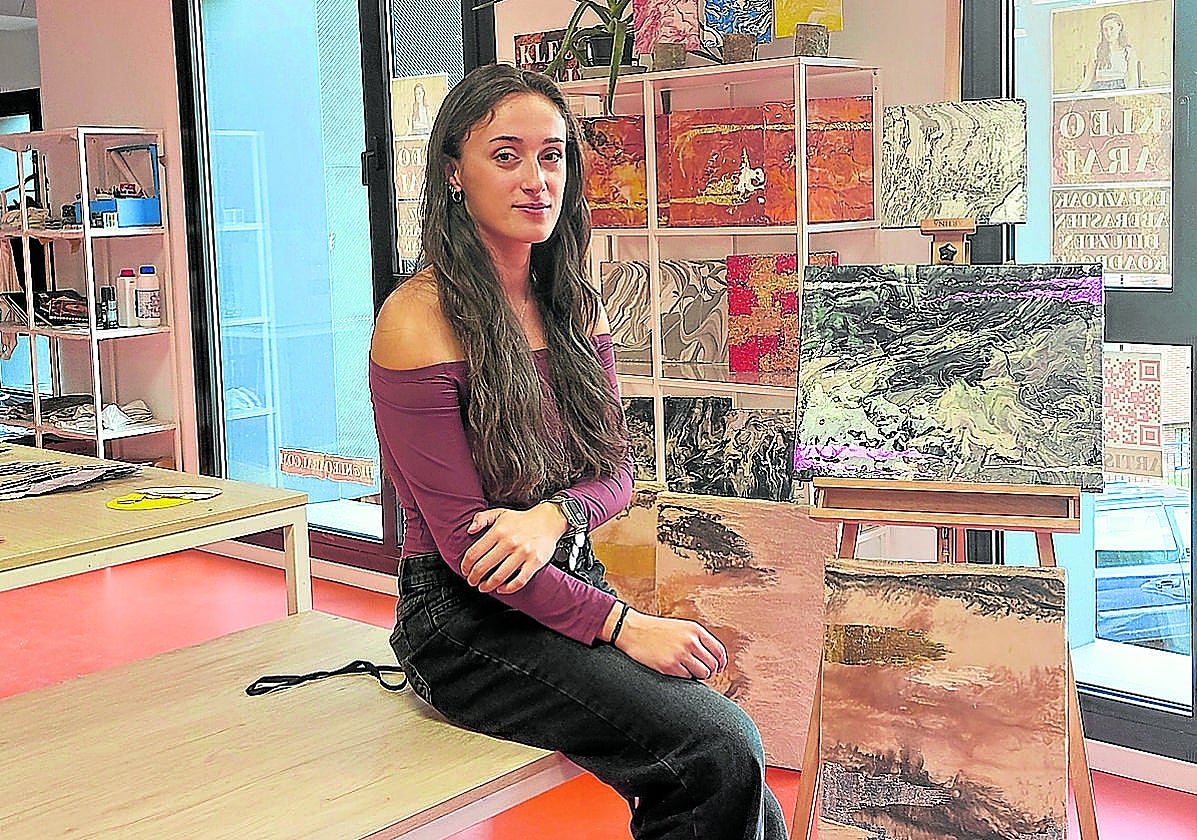 Kelo Arai posa en Agustinak Zentroa junto a sus cuadros.