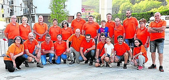 El equipo encargado de organizar las fiestas de San Antolín posa antes del inicio de las actividades.