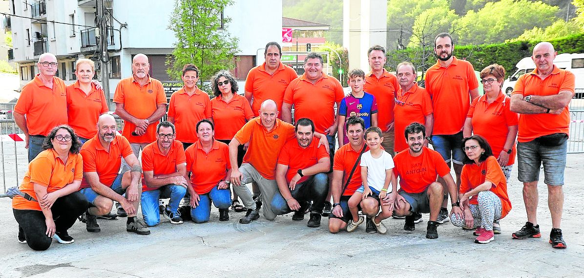 El equipo encargado de organizar las fiestas de San Antolín posa antes del inicio de las actividades.