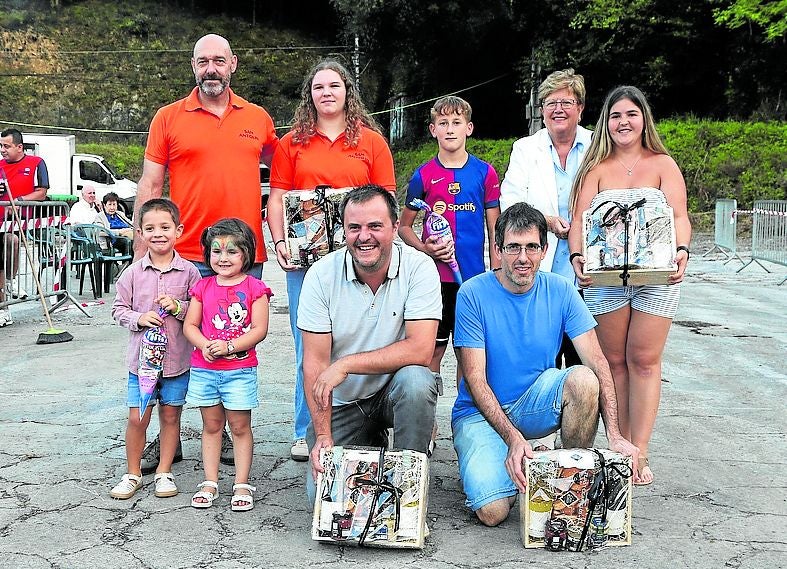 Los ganadores de los concursos de lanzamiento de txapelas y huesos de aceituna con el presidente de Kaxeta elkartea, Iñigo Astigarraga.