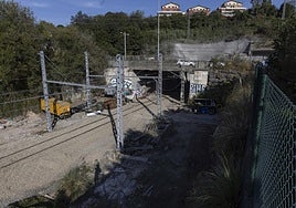 El intercambiador de Riberas de Loiola se construirá en el punto donde se cruzan las vías que usa Renfe con las de Euskotren, para permitir el trasvase de un operador a otro.