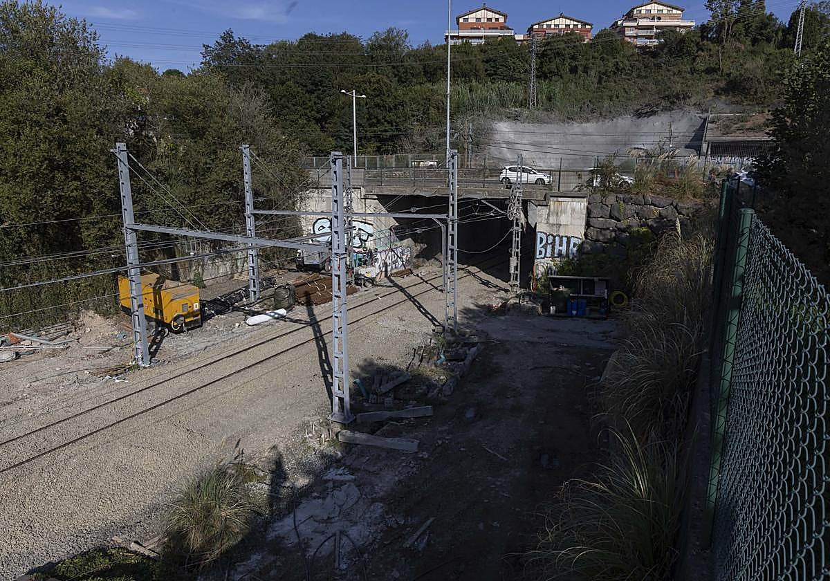 El intercambiador de Riberas de Loiola se construirá en el punto donde se cruzan las vías que usa Renfe con las de Euskotren, para permitir el trasvase de un operador a otro.