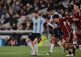 Aramburu, el '4' de la 'vinotinto', persigue a Messi en el Argentina-Venezuela disputado la pasada noche en el Monumental de Buenos Aires
