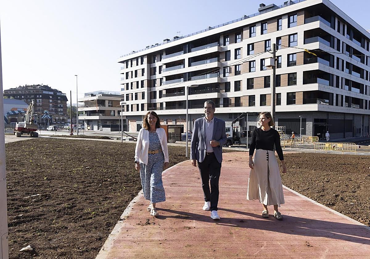 Olatz Yarza, Eneko Goia y Ane Oyarbide, esta mañana en Ciudad Jardín.