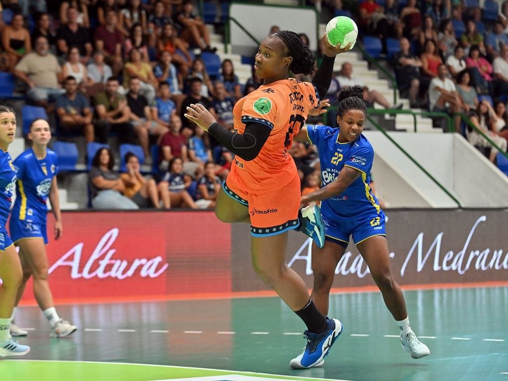 Lyndie Tchaptchet lanza a portería esta tarde en Pamplona.