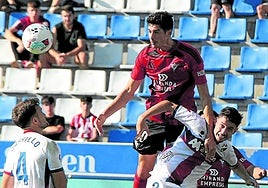 Carlos Fernández, en un duelo aéreo ante el Huesca.