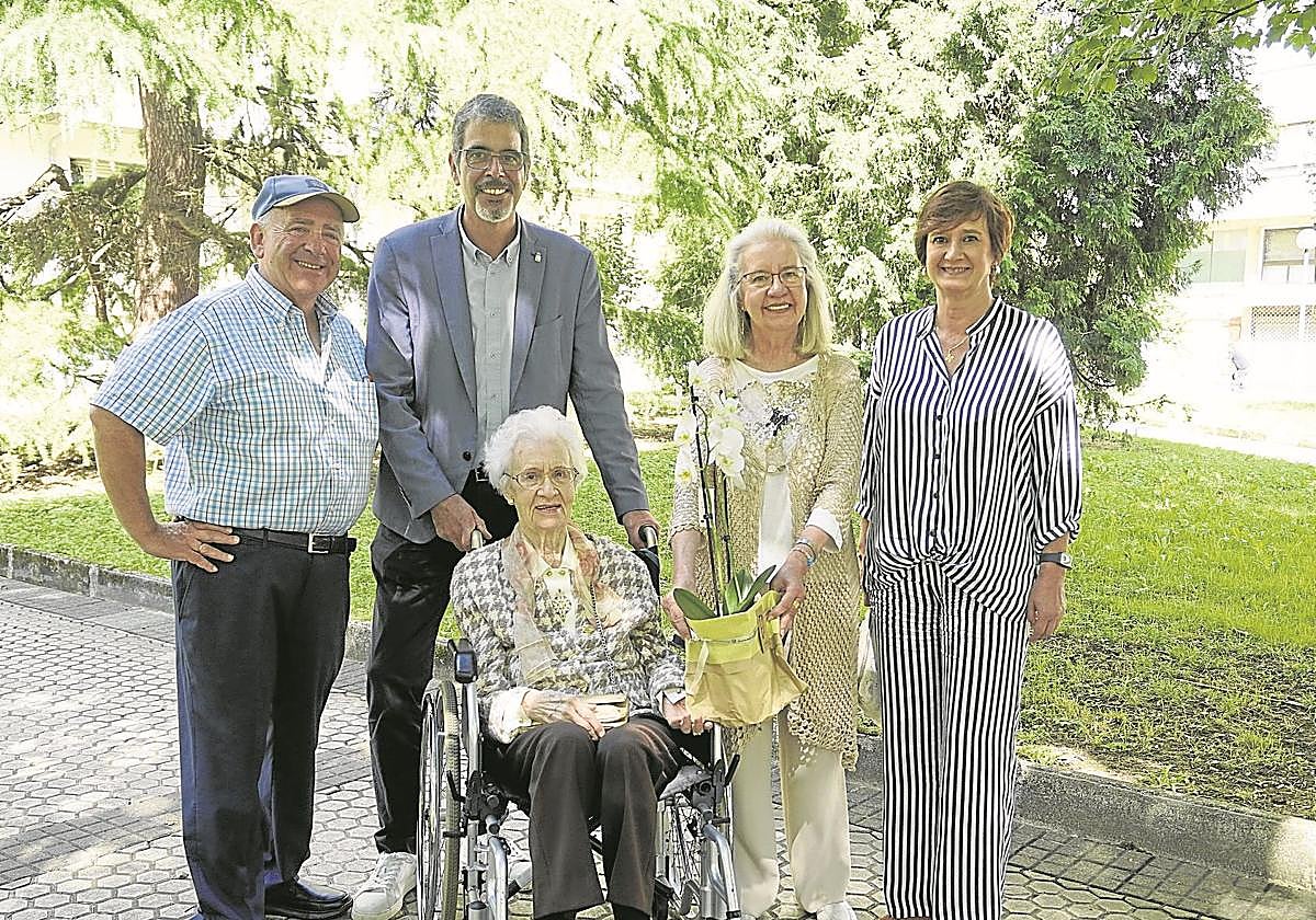 Celedonia Oyarzabal, residente en Donostia desde hace 7 años, cumplió 100 años el pasado mes de mayo. Tras la petición de su familia, Eneko Goia acudió esta semana a entregarle un ramo de flores. En la imagen, Celedonia aparece con el alcalde y la concejala de Barrios, Mariaje Idoeta (derecha), su yerno Vicente y su hija María Jesús.