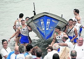 La 'Torrekua II' sale del agua tras la Bandera Fabrika.