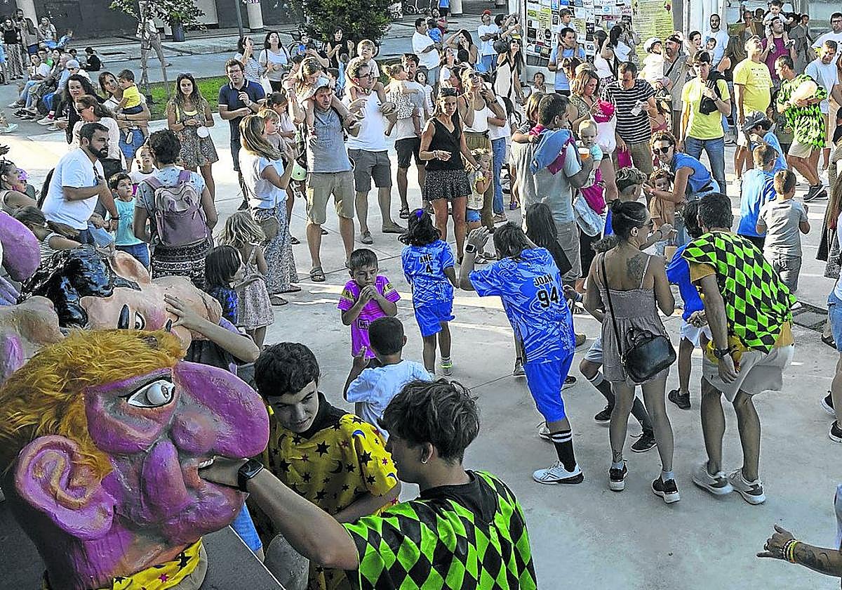 Gran ambiente ayer en Txomin Enea en el inicio de las fiestas.