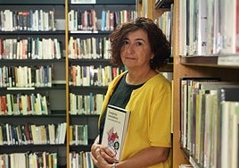 Balagué posa con su novela en la biblioteca de Donostia.