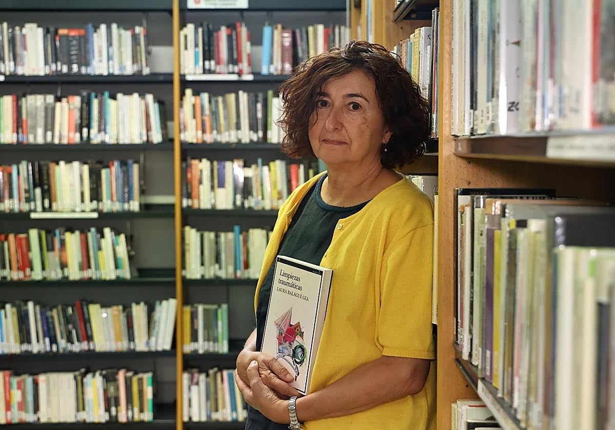Balagué posa con su novela en la biblioteca de Donostia.