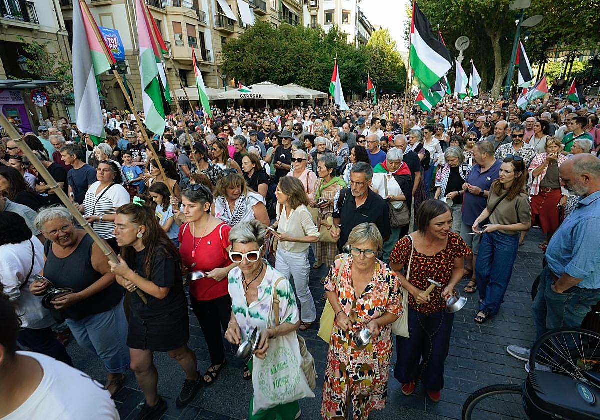 Miles de personas se han manifestado en el Boulevard de San Sebastián.