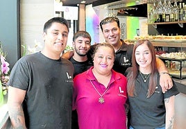 Margarita Arboleda posa junto a parte de su equipo de trabajo en el Bar Lasarte que adquirió hace más de un año y en el que está triunfando con una propuesta gastronómica muy atractiva.