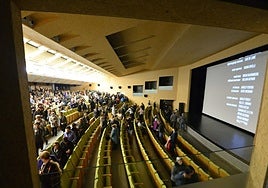 Personas salen del Leidor al término de una proyección de cine durante una temporada anterior.