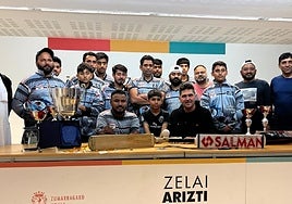 Presentación oficial. Los componentes de 'Zumarraga Sharks' con el alcalde en Zelai Arizti.