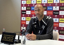 Iñaki Goikoetxea, el técnico del Eibar femenino, durante la rueda de prensa previa al partido de esta tarde en Madrid.