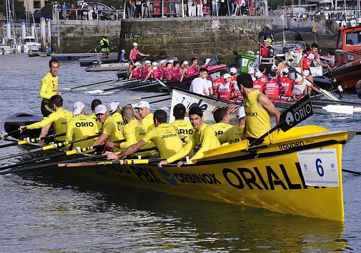Orioko emakumeak Donostiako portuan eta gizonezkoak ere moila inguruan. Bi traineruek ongi gainditu zituzten sailkapen estropadak. Ea bihar...