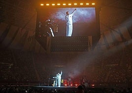 Miles de personas disfrutaron anoche del primer concierto de los tres que va a ofrecer ZETAK en Donostia.